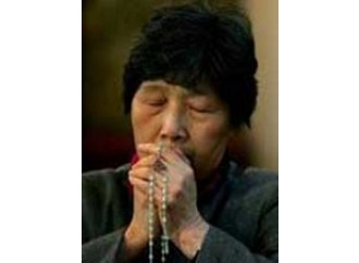 Cina, il regime reprime 
la Chiesa prega